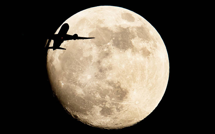 Εντυπωσιακές φωτογραφίες από την ολική έκλειψη Σελήνης
