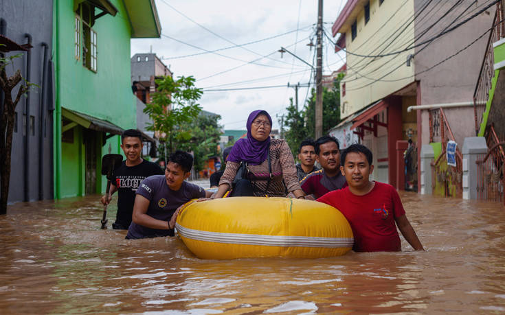 Δεκάδες νεκροί από τις πλημμύρες στην Ινδονησία