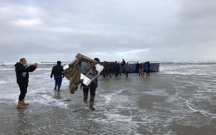 Οθόνες, λαμπτήρες και επικίνδυνα χημικά έπεσαν από πλοίο