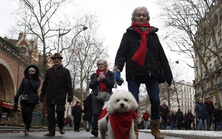 Μετά τα «κίτρινα γιλέκα», τα «κόκκινα φουλάρια» διαδηλώνουν στη Γαλλία