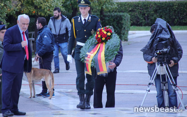 Προετοιμασίες έξω από τη Βουλή για την κατάθεση στεφάνου από τη Μέρκελ