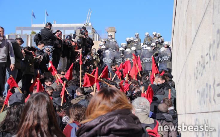 Ένταση έξω από τη Βουλή στη συγκέντρωση των εκπαιδευτικών