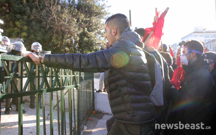 Νέα ένταση και χημικά έξω από τη Βουλή