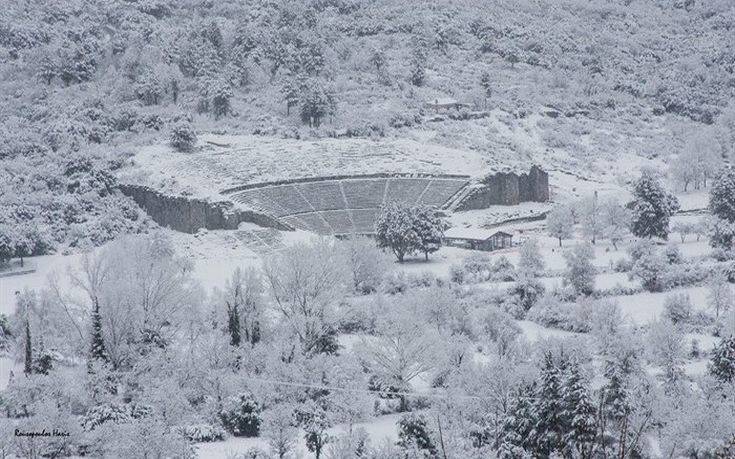 Εντυπωσιακή η αρχαία Δωδώνη στα λευκά