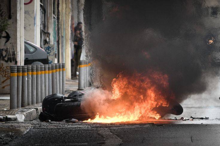 «Έπεσαν πάνω μου 50 άτομα και με χτυπούσαν, έβριζαν την Ελλάδα, τη σημαία»