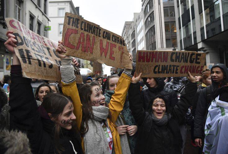 Χιλιάδες νέοι διαδήλωσαν για το κλίμα στις Βρυξέλλες