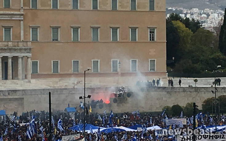 Τραυματισμοί στα επεισόδια μπροστά από τη Βουλή