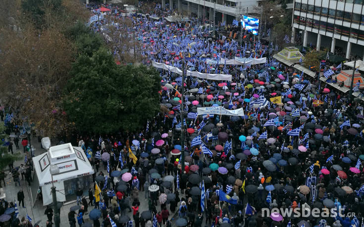 «Μη φύγει κανείς, μουσκεμένοι ως το κόκκαλο»