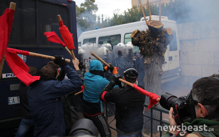 Ένταση και χημικά στην πορεία εκπαιδευτικών στο Σύνταγμα