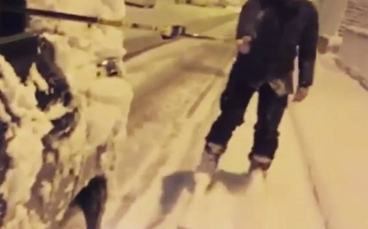 Γνωστός ηθοποιός κάνει σκι στους δρόμους της Αθήνας