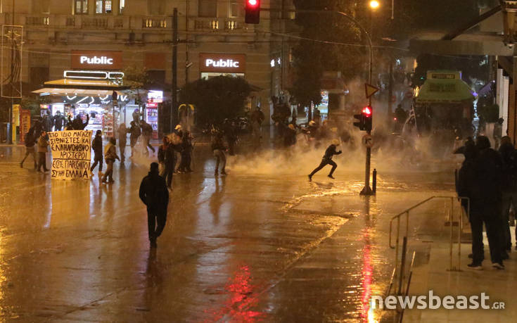 Εικόνες από τις συγκρούσεις διαδηλωτών και ΜΑΤ στο Σύνταγμα