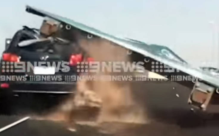 Τεράστια ταμπέλα έπεσε πάνω σε αυτοκίνητο στην Αυστραλία