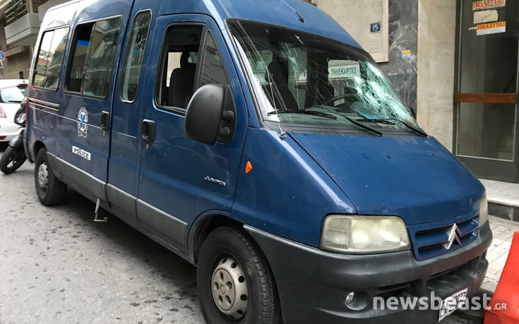 Σπασμένα τζάμια και λαμαρίνες στο αστυνομικό όχημα που δέχθηκε επίθεση στην ΑΣΟΕΕ