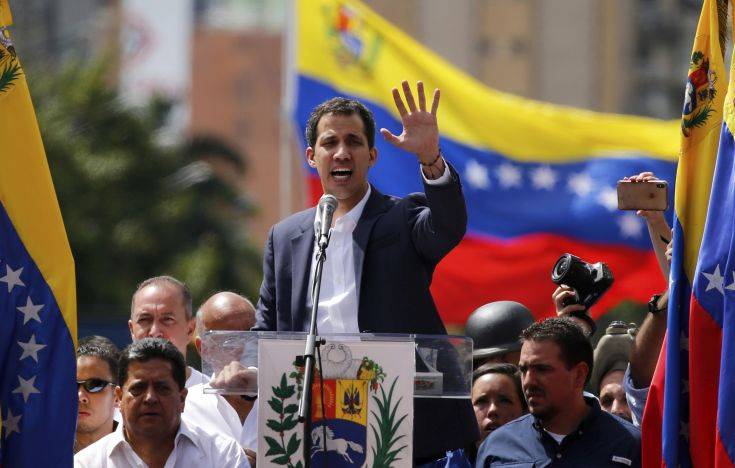 Ο Χουάν Γκουαϊδό δεσμεύεται ότι η βοήθεια θα μπει στη Βενεζουέλα