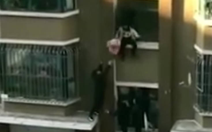 Άνδρας πιάνει στον αέρα βρέφος που πέφτει από τον 3ο όροφο διαμερίσματος