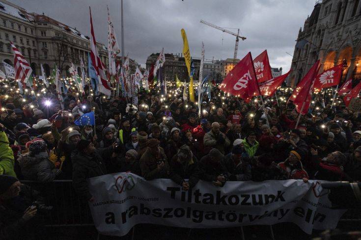 Τουλάχιστον 10.000 διαδηλωτές κατέκλυσαν τους δρόμους της Βουδαπέστης