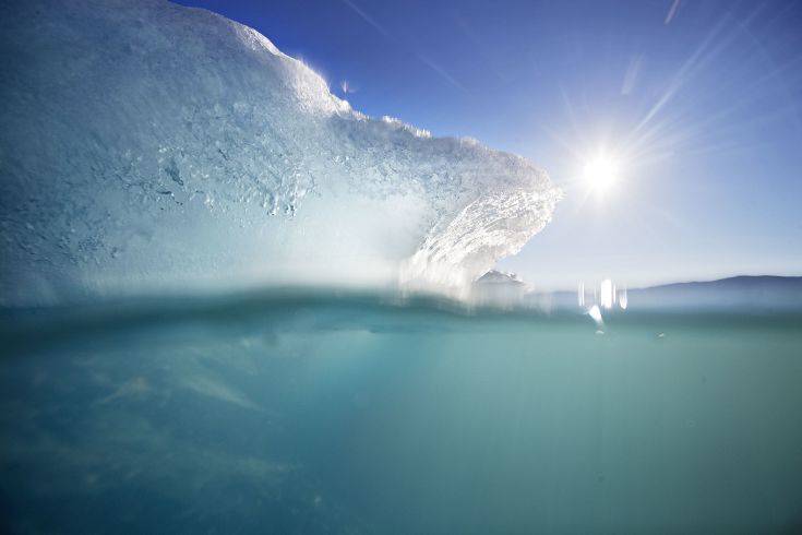 Πιο γρήγορα από ό,τι νόμιζαν οι επιστήμονες λιώνουν οι πάγοι της Γροιλανδίας