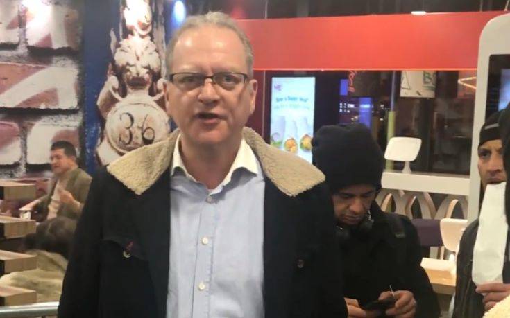 Ρεσιτάλ μισογυνισμού και ρατσισμού μέσα σε φαστφουντάδικο