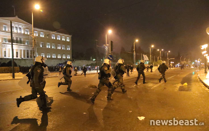 Σποραδικές συγκρούσεις και ρίψη χημικών στο Σύνταγμα