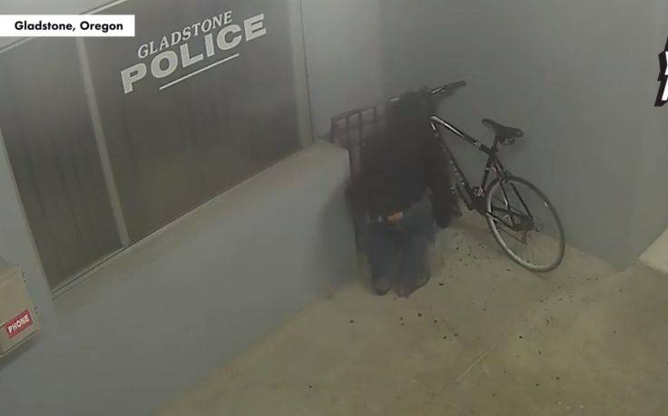 Θρασύτατος κλέφτης επιχείρησε να κλέψει ποδήλατο έξω από αστυνομικό τμήμα
