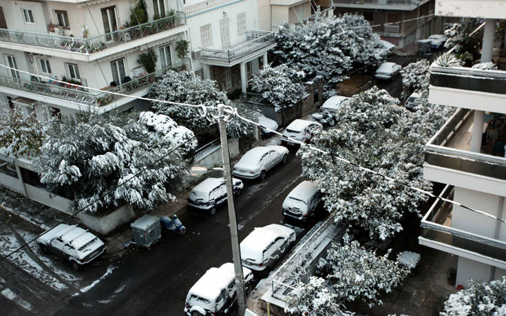 Κλικ από χιονισμένες γειτονιές της Αθήνας