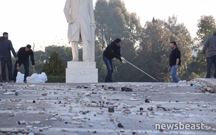 Καθαρίζουν τα σπασμένα μπροστά από τη Βουλή