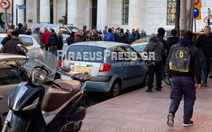 Αναστάτωση στον Πειραιά με κλοπή αυτοκινήτου και καραμπόλα