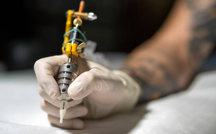 Ο tattoo artist που «χάρισε» σε έναν άνδρα τα ακροδάχτυλά του