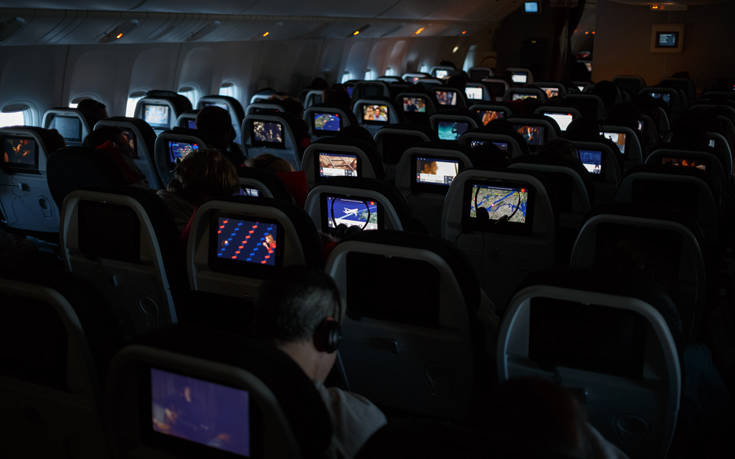 Γιατί σβήνουν τα φώτα της καμπίνας κατά την απογείωση και προσγείωση του αεροπλάνου