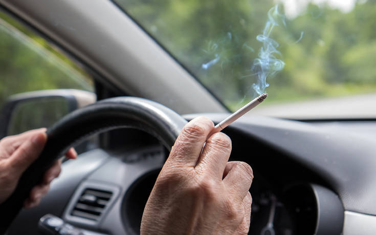 Άναψε τσιγάρο στο αυτοκίνητο και κόντεψε να καεί ζωντανός