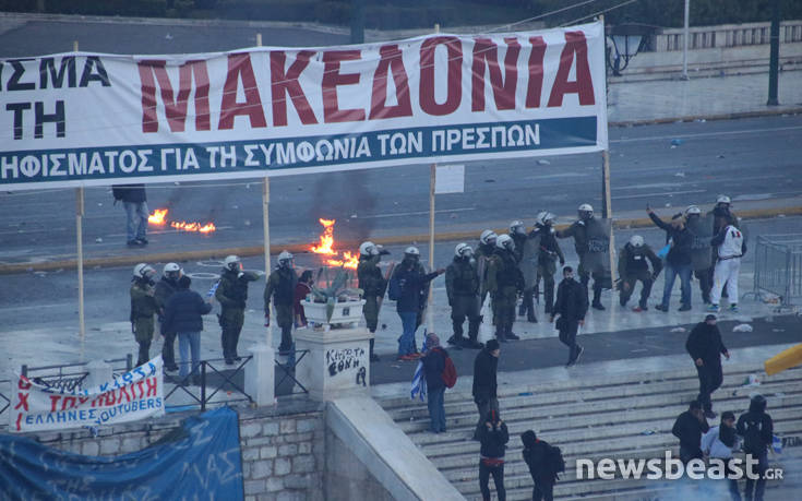 Βίντεο και φωτογραφίες από τη «σκούπα» των ΜΑΤ στο Σύνταγμα