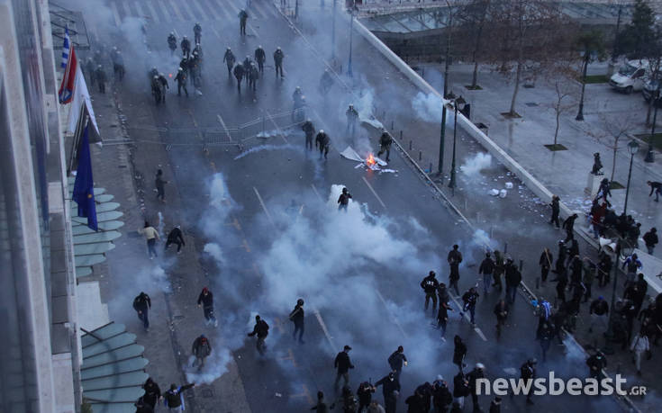 «Σκούπα» των ΜΑΤ στην πλατεία Συντάγματος