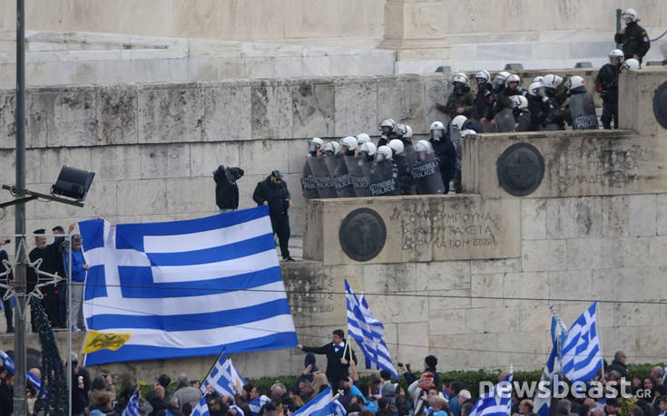 Ένταση στα σκαλιά της Βουλής