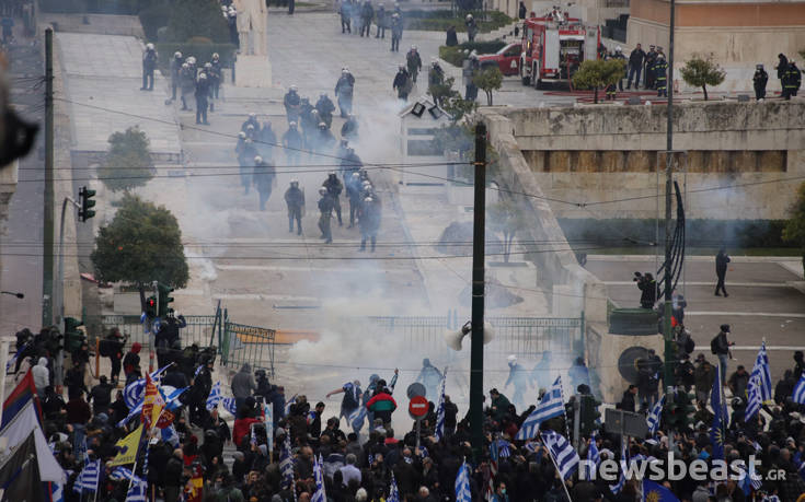 Φωτογραφίες από τα μεγάλα επεισόδια έξω από τη Βουλή