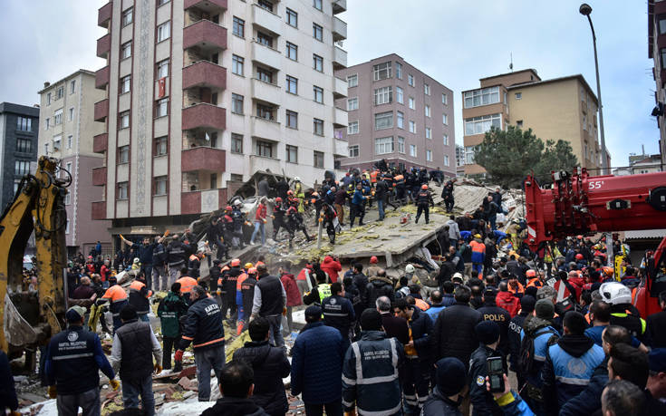 Στους 17 οι νεκροί από την κατάρρευση πολυκατοικίας στην Κωνσταντινούπολη