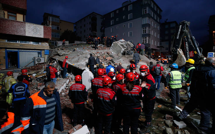 Αυξάνεται συνεχώς ο αριθμός των θυμάτων από την κατάρρευση κτιρίου στην Κωνσταντινούπολη