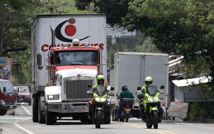 Φορτηγά με ανθρωπιστική βοήθεια προς τους Βενεζουελάνους έφτασαν στα σύνορα με την Κολομβία