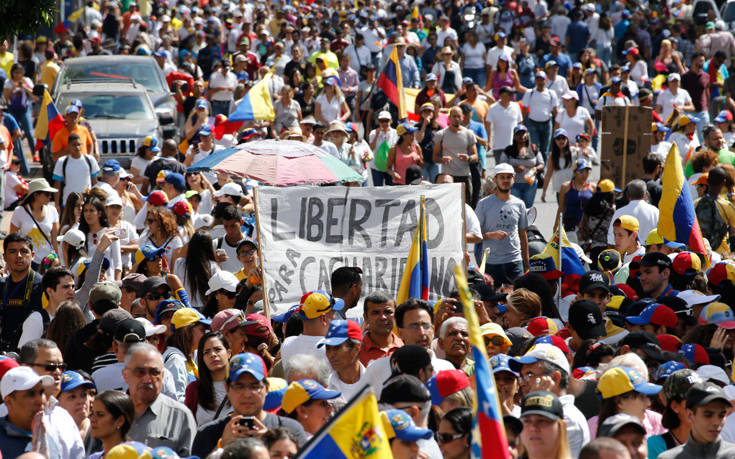 H ανθρωπιστική βοήθεια στην αρένα της μάχης για την εξουσία στη Βενεζουέλα