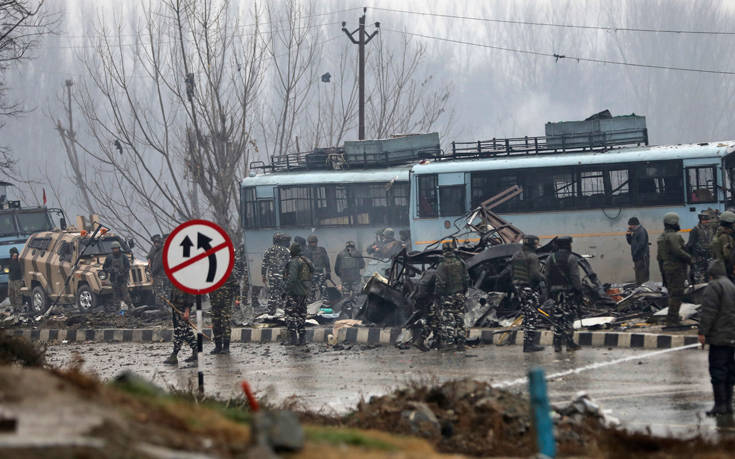 Τουλάχιστον 44 αστυνομικοί νεκροί από επίθεση βομβιστή-καμικάζι στο Κασμίρ