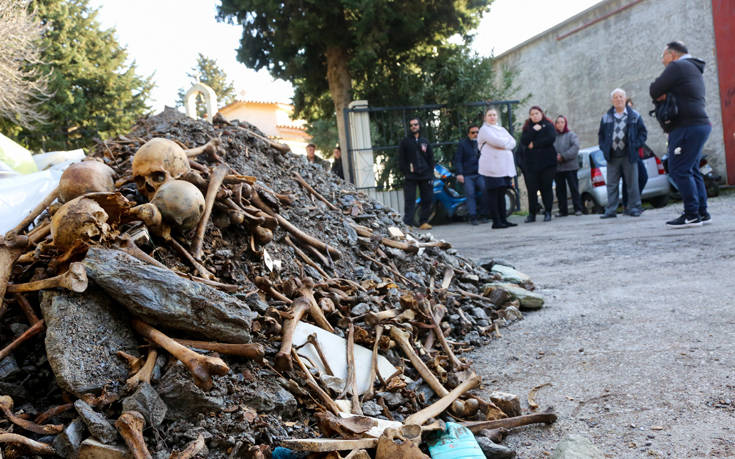 Το ντροπιαστικό θέαμα με τα ανθρώπινα οστά στο δρόμο στο Πλωμάρι