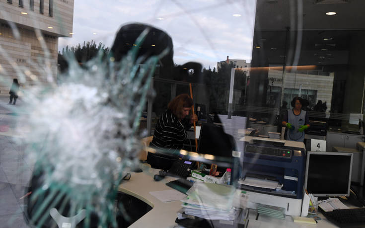 Επίθεση με βαριοπούλες σε κτίριο ασφαλιστικής εταιρείας στη λεωφόρο Συγγρού