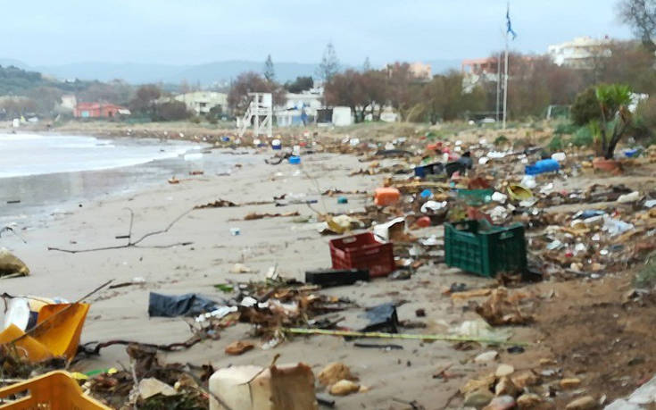 Απέραντοι σκουπιδότοποι οι παραλίες των Χανίων μετά την κακοκαιρία