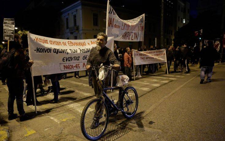 Δύο παράλληλες διαδηλώσεις «έκοψαν» στη μέση την Αθήνα