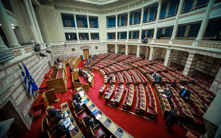 Οι αλλαγές στις άδειες οδήγησης στη Βουλή, ψηφίζεται αύριο το νομοσχέδιο