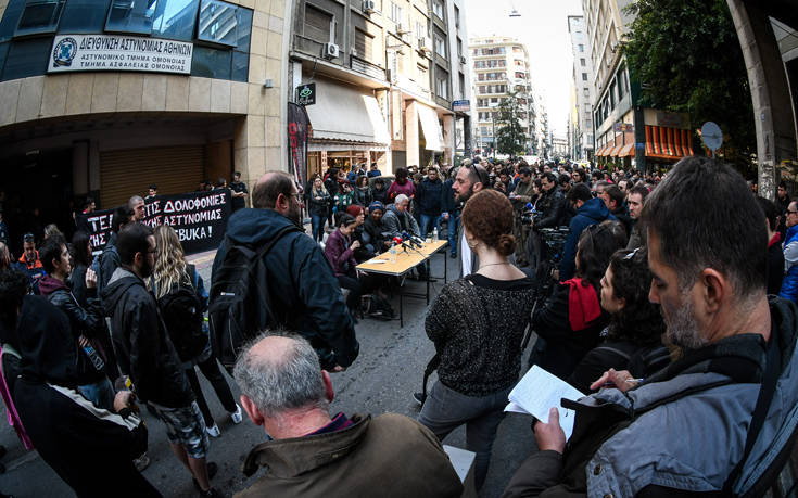 Διαμαρτυρία έξω από το ΑΤ Ομονοίας για τον θάνατο 34χρονου Νιγηριανού