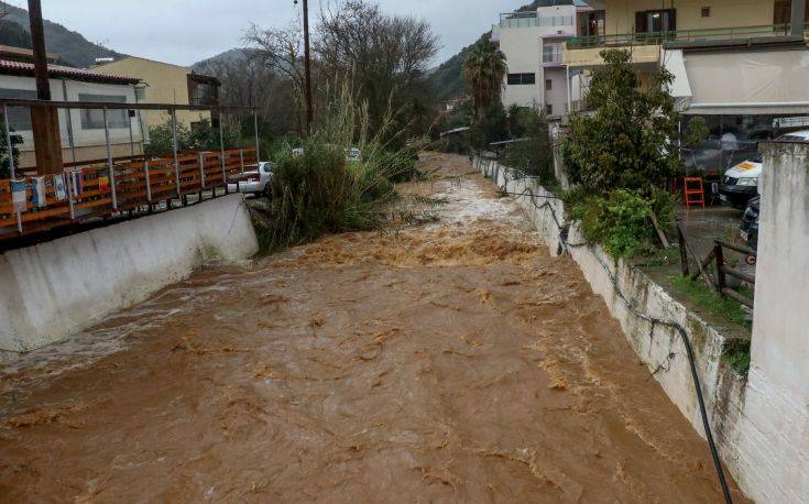 Δραματική επιχείρηση για τη διάσωση εγκλωβισμένης οικογένειας στην Κρήτη