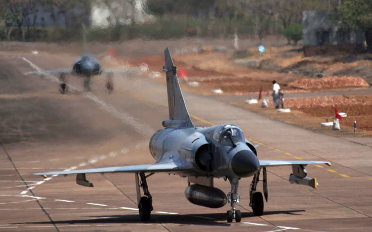 Μαχητικό αεροσκάφος συνετρίβη στην Ινδία, νεκροί οι δύο κυβερνήτες