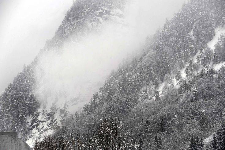Χιονοστιβάδα καταπλάκωσε αρκετούς ανθρώπους στην Ελβετία