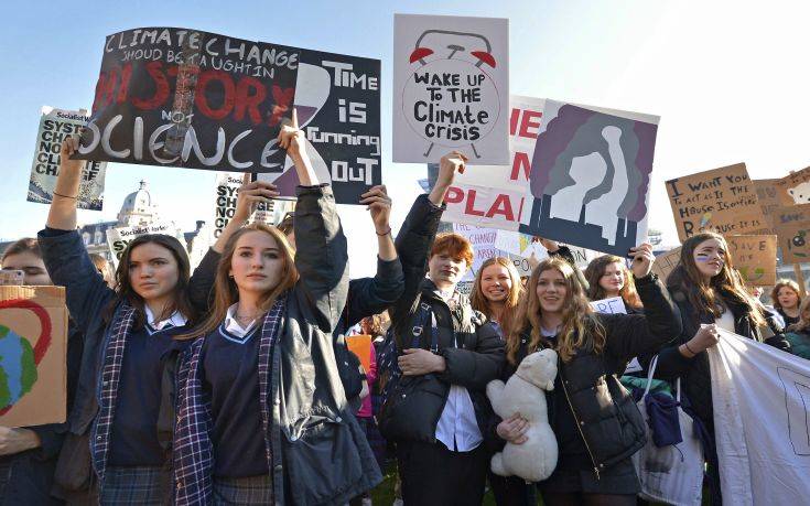 Χιλιάδες μαθητές στη Βρετανία παράτησαν τα μαθήματά τους για να διαμαρτυρηθούν για το κλίμα