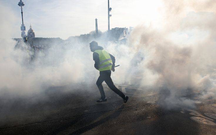 Συγκρούσεις, δακρυγόνα και λεηλασίες σε κινητοποίηση των «κίτρινων γιλέκων»